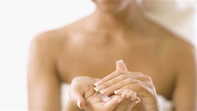 طريقة ترطيب الجسم بعد الاستحمام