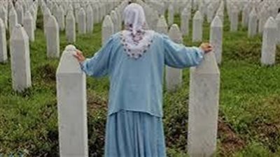 تفسير حلم المشي بين القبور مع أشخاص