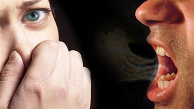 كيفية علاج رائحة الفم الكريهة والتخلص منها نهائيًا.. تمتع بنفس مُنعش