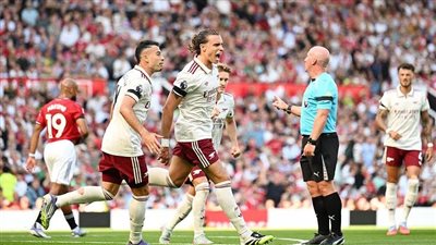 أرسنال يحقق فوزا مثيرا على مانشستر يونايتد في قمة مبكرة للدوري الإنجليزي