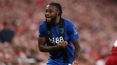 حرمان شخص من دخول الملاعب الإنجليزية بعد واقعة العنصرية ضد سيمينيو أمام ليفربول