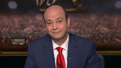 مسيرة عمرو أديب المهنية.. من البرامج الحوارية إلى صدارة الإعلام المصري