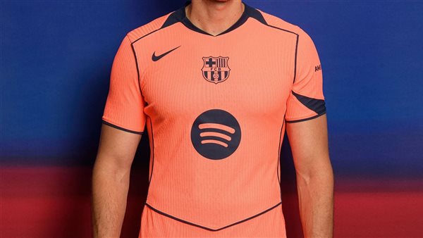 بتصميم يكرّم السداسية.. برشلونة يكشف عن قميصه الثالث للموسم الجديد