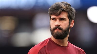 أليسون بيكر يكشف الفارق بين كلوب وسلوت.. ويحذر من مواجهة نيوكاسل في البريمرليج