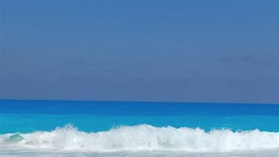 لماذا يعد شاطئ أبو تلات الوجهة المثالية للعائلات في الإسكندرية؟