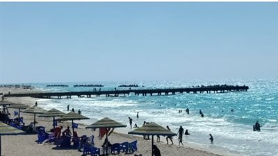 شاطئ أبو تلات.. لؤلؤة البحر المتوسط بين الهدوء والطبيعة الساحرة