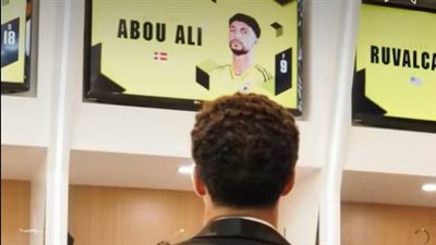 متجاهلًا فلسطين.. علم الدنمارك يجاور وسام أبو علي في ظهوره الأول مع كولومبوس الأمريكي