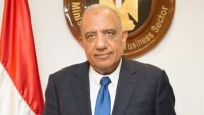 نجاة وزير الكهرباء محمود عصمت من حادث سير أثناء توجهه إلى العلمين