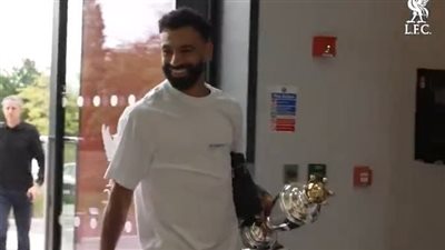 محمد صلاح يصطحب جائزة أفضل لاعب في الدوري الإنجليزي إلى تدريبات ليفربول (صور)
