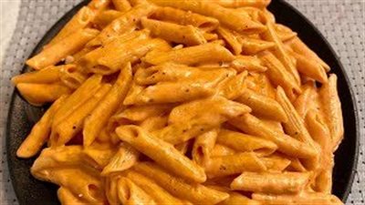 طريقة عمل صينية مكرونة بالصلصة والجبنة.. وجبة شهية سهلة التحضير