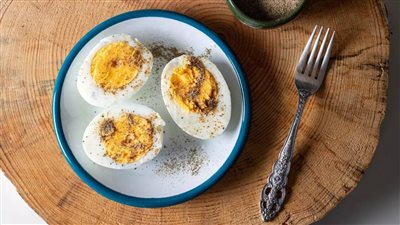 ماذا يحدث للكوليسترول في الدم عند تناول البيض بانتظام؟