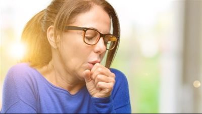 أسباب السعال بعد الأكل وكيفية تخفيفه.. 6 محفزات طبية