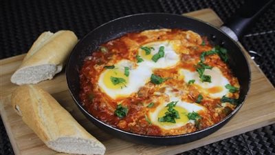 طريقة عمل بيض بالطماطم والبصل 