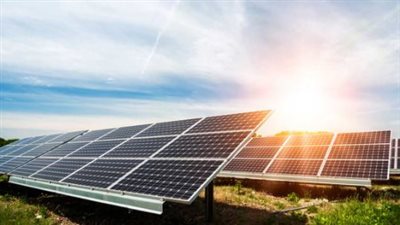 مشاريع الطاقة الشمسية الإماراتية في الجنوب العربي: تحول نوعي في قطاع الكهرباء