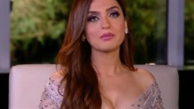 أحدث إطلالة لياسمين عز على البحر بفستان أبيض صيف 2025