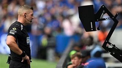 لماذا استبعد حكم الـVAR قبل لقاء ليفربول وأرسنال؟