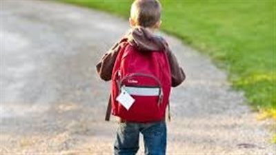 أضرار حقائب الظهر على الأطفال