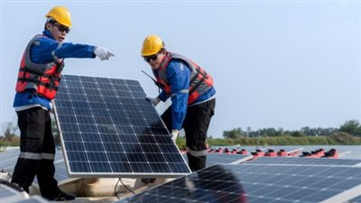 مشاريع الطاقة الشمسية في عدن وشبوة.. إنجاز استراتيجي نحو الاستقرار والتنمية المستدامة