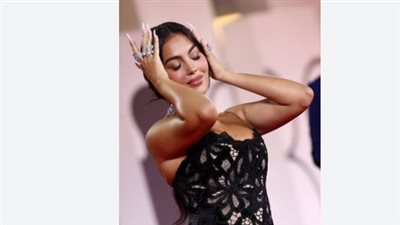 جورجينا رودريغيز تخطف الأنظار بفستان دانتيل أسود فاخر في مهرجان فينيسيا السينمائي