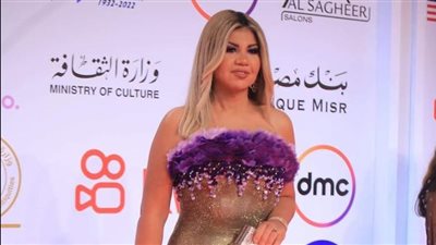 سر حضور بوسي شلبي القوي على السجادة الحمراء في المهرجانات