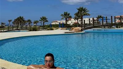 دينا فؤاد تخطف الأنظار بإطلالة صيفية في حمام السباحة