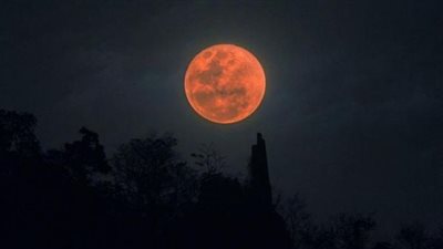 صلاة الخسوف والقمر الدموي: عبادة وذكرى كونية مهيبة
