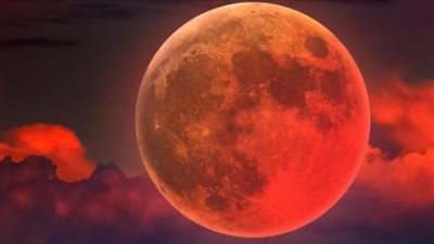 ما هو القمر الدموي وأسباب حدوث الخسوف؟