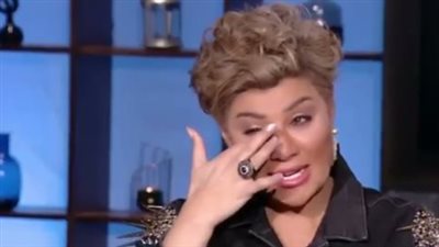 دموع مفيدة شيحة في عيد ميلادها تشعل مواقع التواصل الاجتماعي