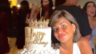 منة فضالي تحتفل بعيد ميلادها الـ42 بإطلالة بيضاء لافتة