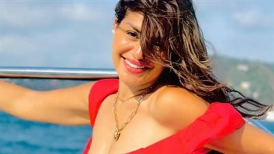 سبب اختيار منة فضالي فستان أبيض في عيد ميلادها