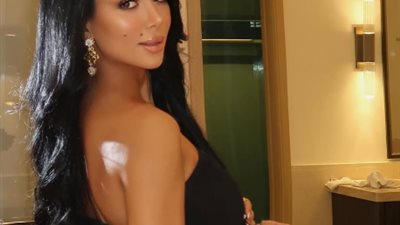 كارولين عزمي تتألق بإطلالة جريئة ومكياج ترابي طبيعي