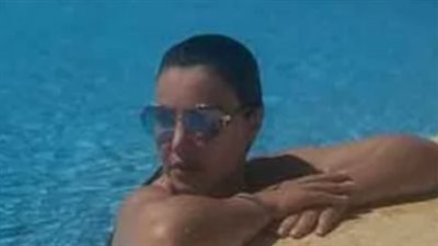 دينا فؤاد تخطف الأنظار بإطلالة صيفية جديدة في حمام السباحة