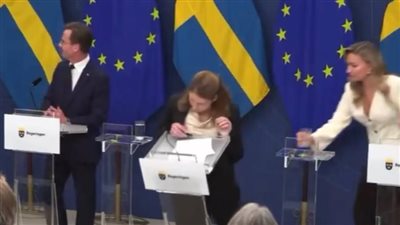 انهيار وزيرة الصحة السويدية إليزابيت لان أثناء أول مؤتمر صحافي.. أعرف السبب 