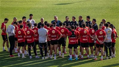 رغم مرضه.. محمود الخطيب يفاجئ لاعبي الأهلي في المران ويؤجل رحلة العلاج