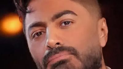 تامر حسني يتحدى إصابته بكسر في القدم ويواصل مشواره الفني بقوة