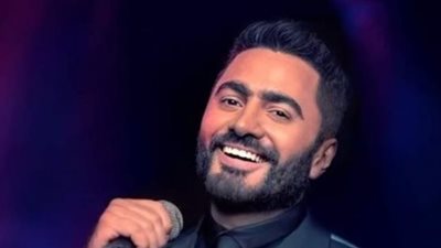 تامر حسني يتحدى إصابته بكسر في القدم ويواصل نجاحاته بألبوم 