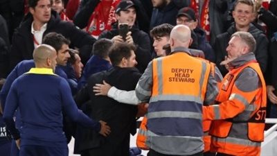 الاتحاد الأوروبي يفتح تحقيقا في حادث سيميوني مع مشجع ليفربول العائد من إيقاف 3 سنوات