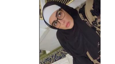 إطلالة ياسمين عبد العزيز بالحجاب داخل المسجد النبوي الشريف