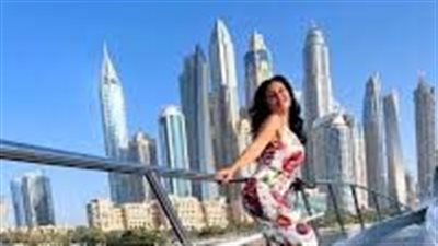 الجمع بين الراحة والأناقة في إطلالات رانيا يوسف الصيفية