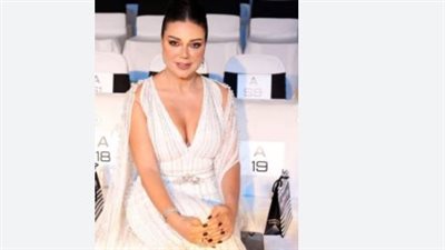 رانيا يوسف تثير الجدل بالفساتين المكشوفة على السوشيال ميديا