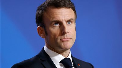 فرنسا على حافة الانهيار.. أزمة سياسية واقتصادية غير مسبوقة تهدد بتحويلها إلى رجل أوروبا المريض