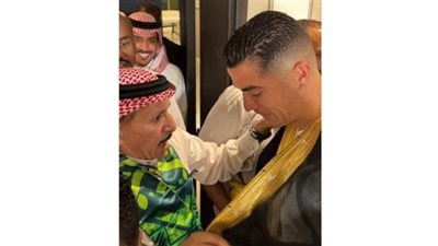 على طريقة ميسي.. إعلامي سعودي يُهدي رونالدو بشت يحمل اسمه (صور)