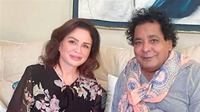إلهام شاهين ومحمد منير.. صورة تجمع الفن والصداقة في لحظة مؤثرة