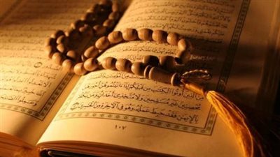 حكم تشغيل القرآن الكريم في البيت دون الاستماع الكامل – رأي الشرع