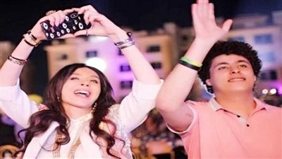 نجل دينا يخطف الأنظار في افتتاح أول أكاديمية للرقص الشرقي