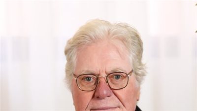 الجوائز والتكريمات التي حصل عليها حسين فهمي وتأثيرها على مسيرته الفنية