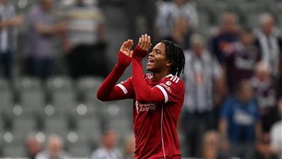 ليفربول يحتفظ بجوهرته.. نجوموها يوقع أول عقد احترافي مع الريدز