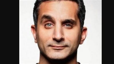 الإعلامي باسم يوسف وأساليب تقديمه المميزة في الفقرات الأسبوعية