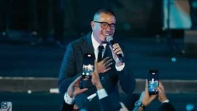عمرو دياب يحيي حفلًا ضخمًا تحت أهرامات الجيزة