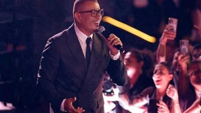 عمرو دياب يحيي حفلًا ساحرًا تحت أهرامات الجيزة
